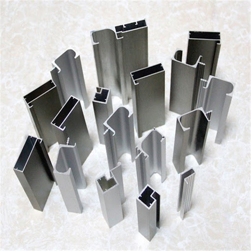 A imagem mostra um exemplo de alguns perfis de alumínio.